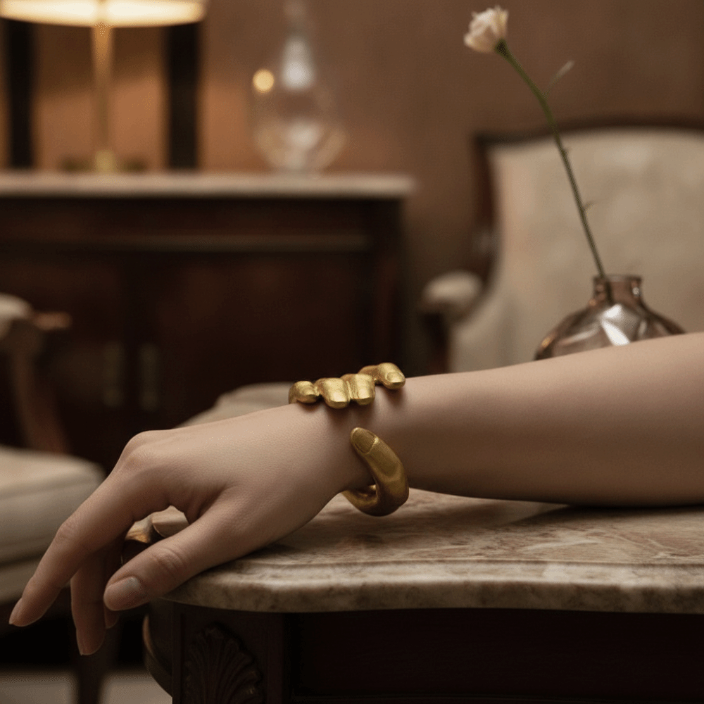 Luxury Lifestyle Photography - 5 Parmaklı Avuç İçi Kavrama Bilekliği